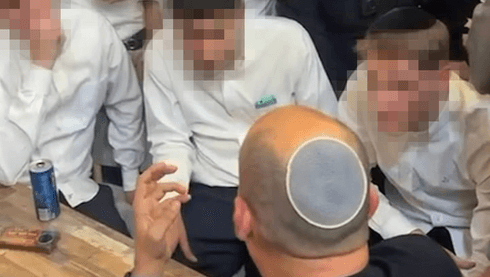 חפצים הושלכו לעבר בנט במסעדה בבני ברק, אישה בצוותו נפגעה; נעצר חשוד | תיעוד