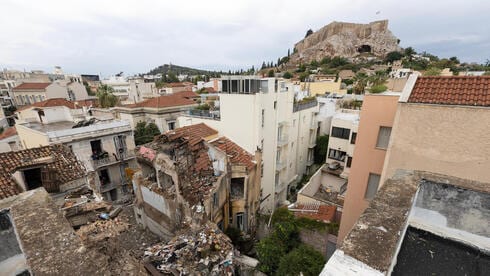 בלב התיירותי של אתונה: בניין קרס בעקבות פיצוץ, שישה נהרגו