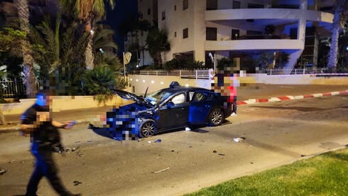 נהג סירב לעצור לבדיקה בנתניה, התנגש בניידת - ופצע שוטר