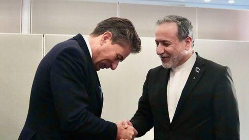 המחווה של בכיר האו"ם לעראקצ'י והביקורת: "משתחווה בפני משטר שטבח ברבבות"