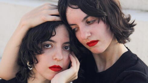 ישנות יחד, יוצרות יחד - ולפעמים גם נדלקות על אותה אישה: החיים יוצאי הדופן של התאומות רומנו