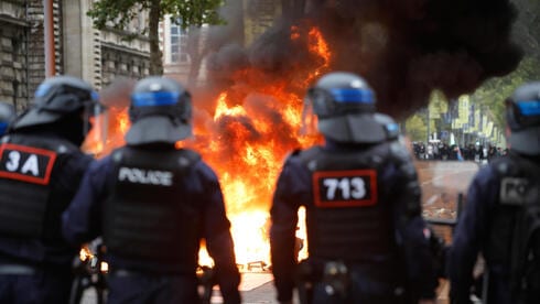 France unrest: Students block schools with far-left backing, more than 400 arrested