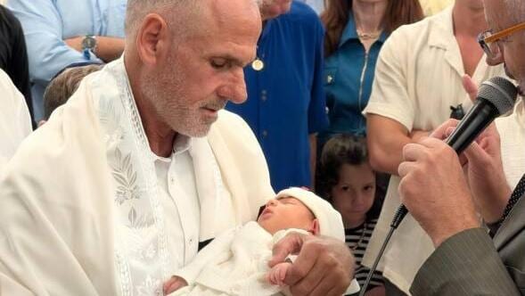 "עולה על כל דמיון": לאלמוג שנרצח בשבי נולד אח מביצית שהוקפאה לפני 25 שנה