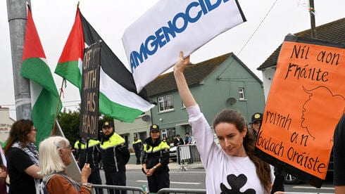 המחאה באירלנד נמשכת: "מתנגדים למשחקי הבושה מול ישראל"