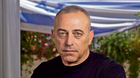 "יכלו לשוב עוד עשרות חטופים חיים" | הוא ליווה את המלחמה מאחורי הקלעים, ולטענתו לא למדנו כלום