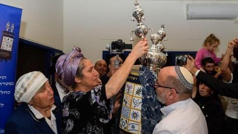רוקדים עם הזיכרון: ספרי התורה שמנציחים את גיבורי המלחמה