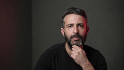 "אינסטלטור, מטוס מדובאי, זה מרגיש שהאירוניה פשוט מנהלת פה את העסק. ככותב אתה מסתכל על זה ואומר, רגע, מה לי יש לתרום לאירוע הזה?"