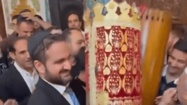 שירת "עם ישראל חי" בההקפות השניות בטהרן | תיעוד