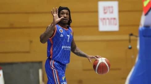 רבע 3, 01:09: גליל עליון - מכבי ר"ג 67:71