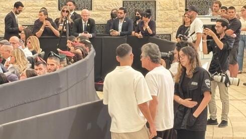 נתניהו נאם בטקס לציון 3 שנים ל-7/10, אב שכול צעק לעברו: "לא הגנת על הבן שלי"