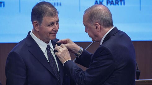 ראש העיר אמר שאשתו תתגרש ממנו אם יצטרף לארדואן - ועכשיו העניק לו את מעוז החילונים