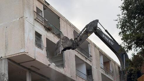 חיפה: בניין ישן נהרס במסגרת התחדשות עירונית