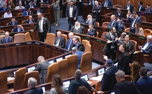 מגילת העצמאות כבסיס לחוקה? התוכניות והיוזמות של המפלגות בנוגע לאופי המדינה