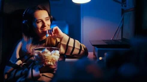 Does eating after 8 p.m. make you gain weight? What science actually says