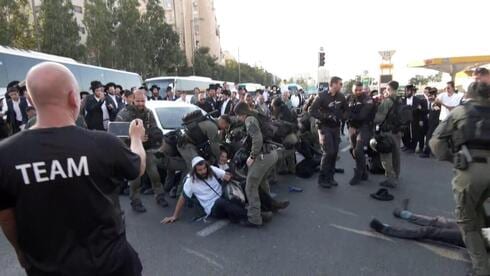 כאוס בכבישים: חרדים הפגינו בירושלים ובבני ברק יותר משעתיים, ופוזרו ברימונים