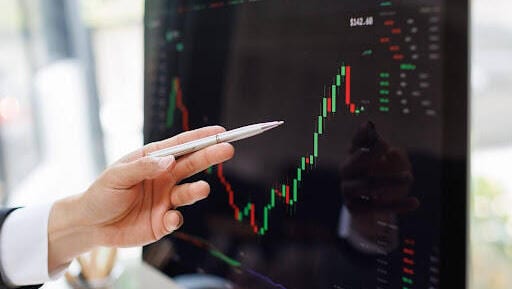 QQQ בפסגה והשבבים במרכז: מהם 10 ניירות הערך הסחירים ביותר באינטראקטיב ישראל בספטמבר?