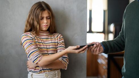 Smartphones at 12 linked to higher risk of eating disorder symptoms, study finds