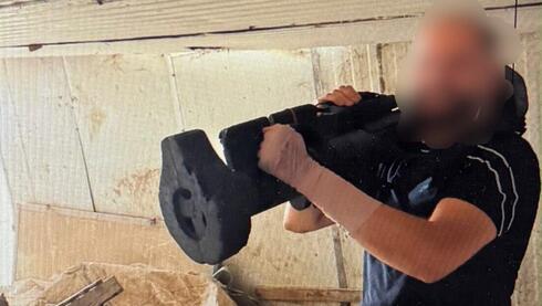 אישום נגד שלושה צעירים: החזיקו בטיל שנגנב מצה"ל - ואחד מהם אף הצטלם איתו