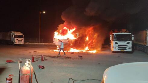 4 משאיות הוצתו, חשש לפגיעה בפינוי האשפה בדרום: "זו ממש פעילות טרור"