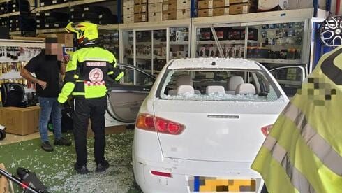 בן 71 התנגש עם רכבו בחנות באשדוד: "אירוע שלא רואים כל יום"