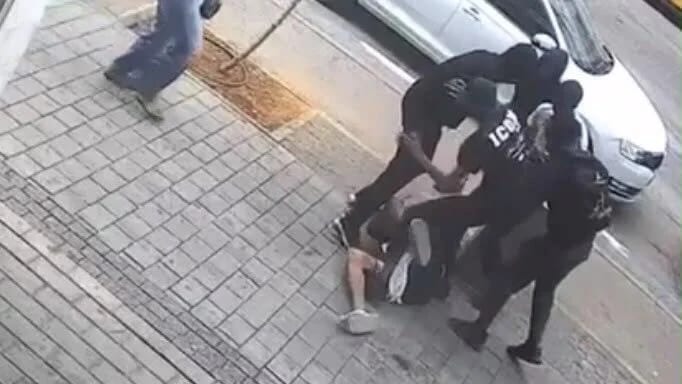 חשד לתקיפה חמורה ומתועדת ברמלה: הנערים מפילים - ובועטים בראש ובגוף ללא הפסקה