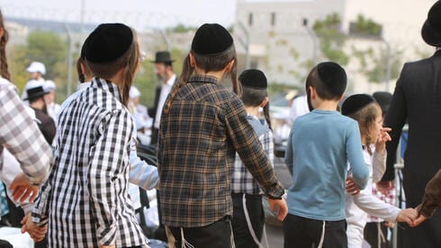מאות ילדים חרדים הובאו למחאה ליד הכלא הצבאי, אחרי אזהרת הקצין: "חוסר באלפי חיילים"