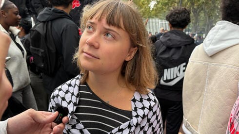 גרטה הצטרפה להפגנות בצרפת, שמזהירה ממבצע השפעה ישראלי לקראת הבחירות