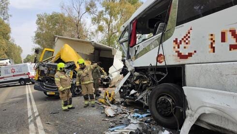 הרוג ו-19 פצועים בהתנגשות בין אוטובוס למשאית בצפון