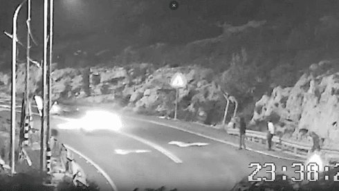 נערים הפריעו לתנועה בבנימין, רכב פלסטיני פגע באחד מהם ופצע אותו קל | תיעוד