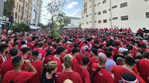 הטירוף התחיל לפני השריקה: הצעדה של אוהדי הפועל ת"א | צפו
