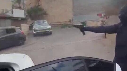 לאור יום: ירו עשרות כדורים לעבר כלי רכב ובית - ותיעדו