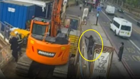 לונדון: גבר תקף נשים חרדיות באור יום ברחוב | תיעוד