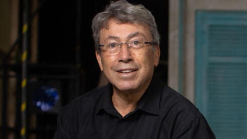 "אני כל הזמן מדמיין את ההלוויה שלי": נעם סמל חוגג 80 ומביט על סוף הדרך