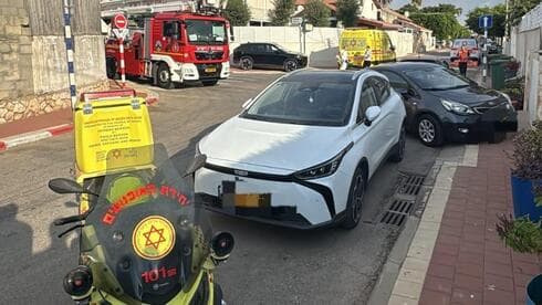 גבר חולץ מבית בוער בקריית עקרון, מצבו אנוש
