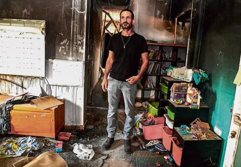 "מציירים אותנו כאילו באנו לעשות אקזיט": המאבק על הבית שנשאר בניר עוז