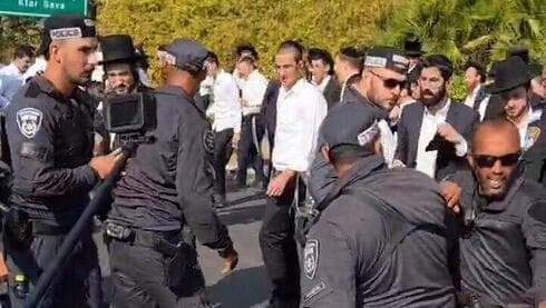 בכניסה לתחנת משטרה: עימותים ומעצרים במחאת חרדים קיצוניים נגד מעצר עריק