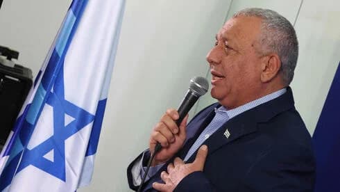 זה חוקי להיות בשמאל - אבל תציג את עצמך כאחר