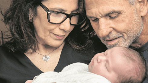 "התינוק הזה הוא הניצחון שלנו על הרוע": הוריו של אלמוג סרוסי ז"ל, שנרצח בשבי חמאס, הביאו לעולם תינוק חדש