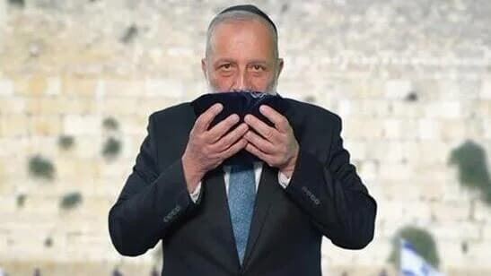 ש"ס מבטיחה "תפילין לכל ילד" - ולחייב את בתי הספר להקצות מקום לתפילה
