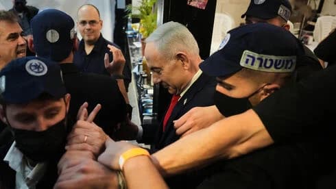 אב שכול הגיע למחות נגד נתניהו בשוק - אזרח התעמת איתו | תיעוד