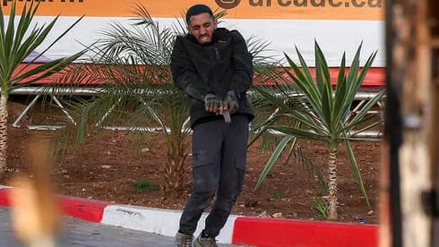 תיעד בזמן אמת: תעלומת הצלם הפלסטיני בזירת הפיגוע הקטלני