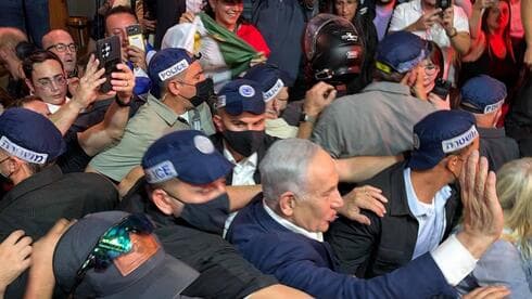 תיעוד: בקבוק נזרק לעבר שיירת ראש הממשלה סמוך לשוק מחנה יהודה